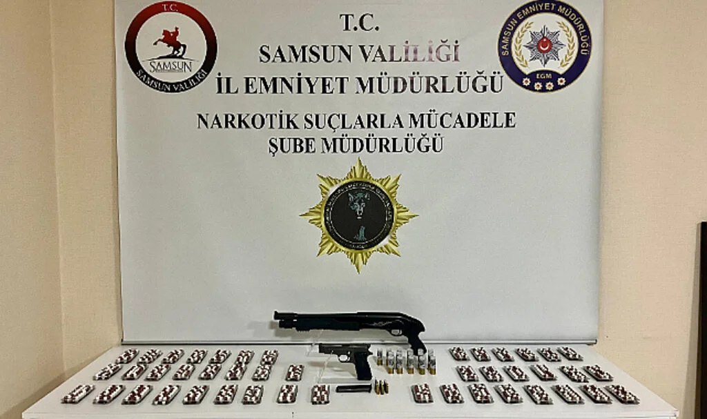 Samsun'da Uyuşturucu Operasyonu: Bin 393 Sentetik Ecza ve Silah Ele Geçirildi