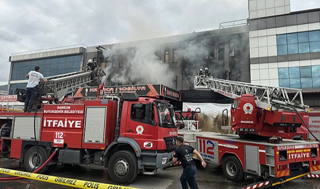Samsun Tekkeköy'de Mobilya İmalathanesinde Yangın Çıktı