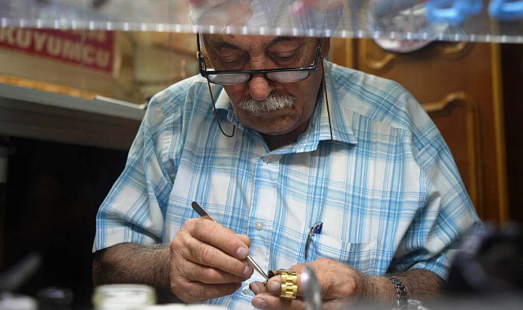 Samsun’un Son Saat Tamircilerinden Musa Avcı, 55 Yıllık Mesleğine Veda Ediyor