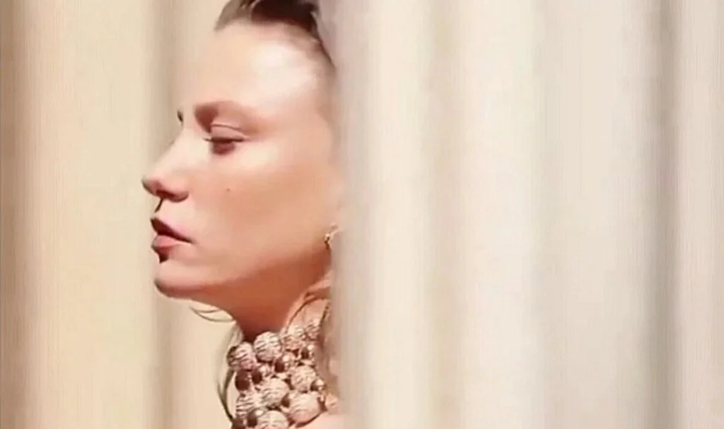 Serenay Sarıkaya'nın Kırmızılı Pozları Göz Kamaştırdı