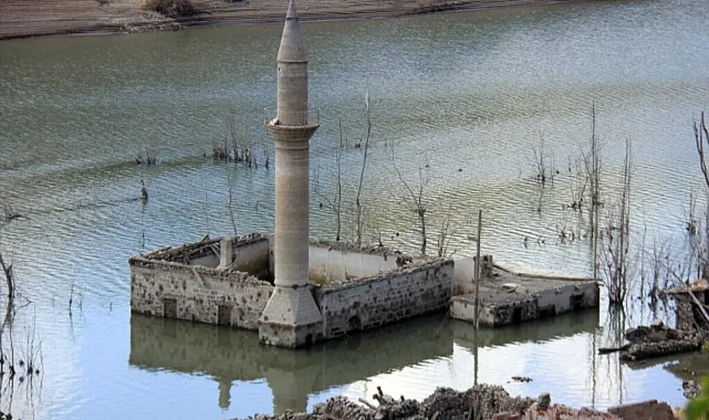Sivas'ta Kuraklık Alarmı: Su Altındaki Köy Ortaya Çıktı
