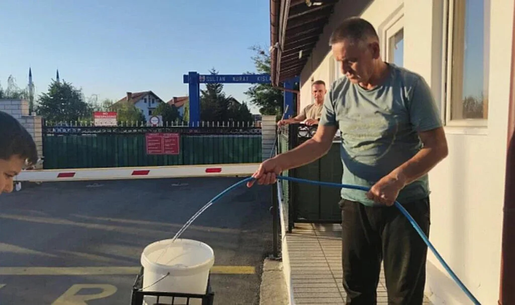 Susuz Kalan Kosovalılara Mehmetçik Yardımı
