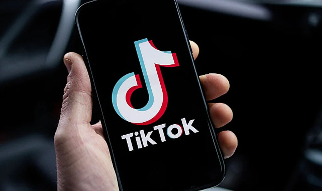 TikTok'a Grup Sohbetleri ve Çıkartma Gönderme Özelliği Geldi