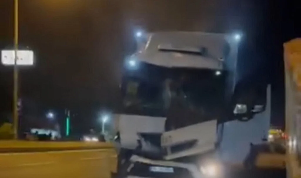 Tır Dehşet Saçtı: Ters Şeride Girip Yandı