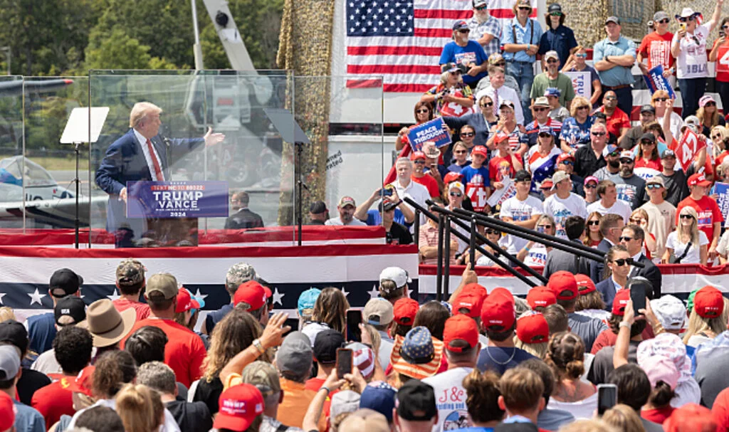 Trump, Suikast Girişiminin Ardından Kurşungeçirmez Cam Arkasında Konuştu