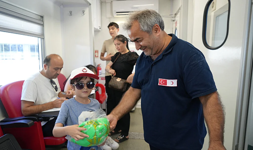 Türk Kızılay'dan Kan Bağışını Teşvik Eden Etkinlik: Çocuklara Futbol Topu Hediyesi