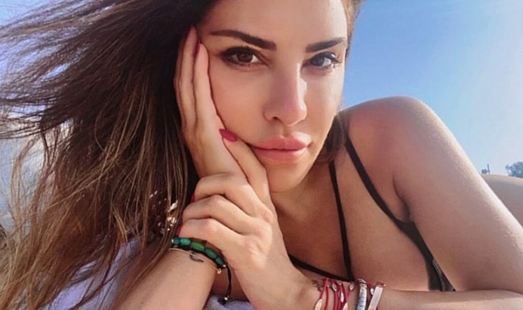 Türkan Şoray'ın Kızı Yağmur Ünal Bikinisiyle Büyüledi