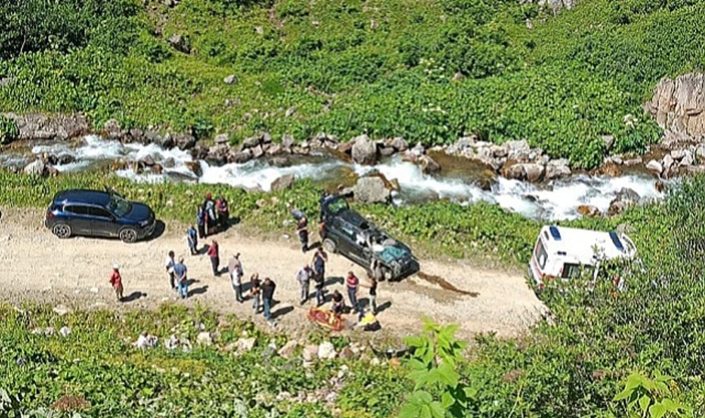 Uçuruma Yuvarlanan Cipte 2 Kişi Öldü 3 Kişi Yaralandı