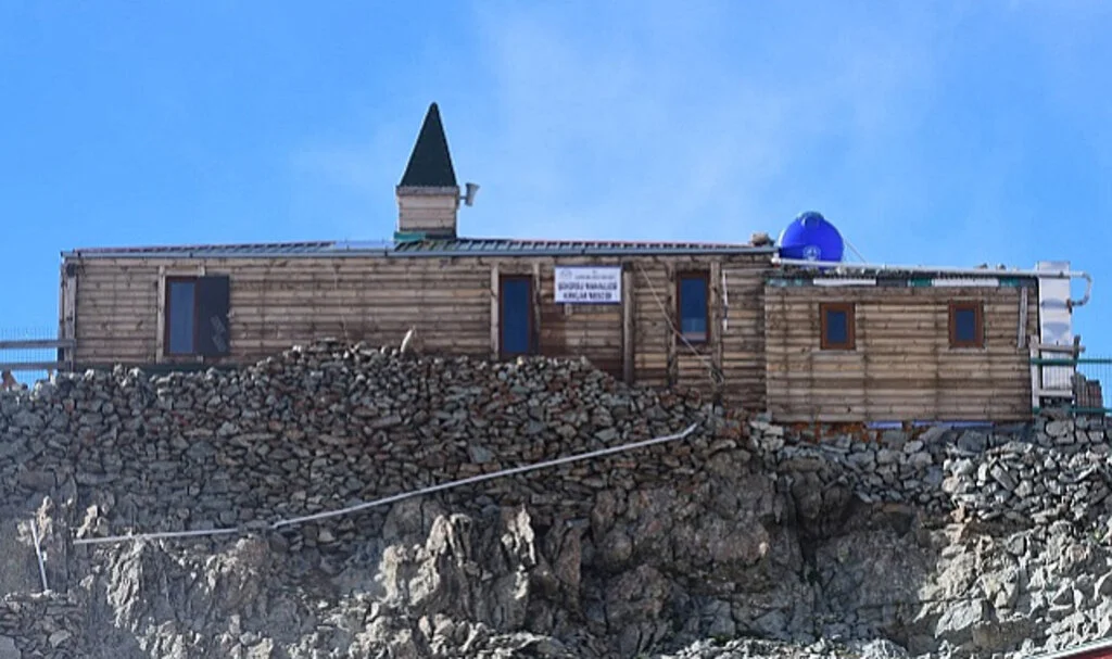 Uçurumdaki Mescit: Kırklar Mescidi Ziyaretçilerini Büyülüyor