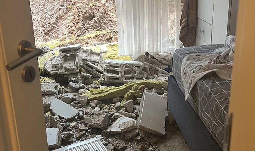 Ünye'de Aşırı Yağışlar Sonrası İstinat Duvarı Çöktü: 48 Daireli Bina Boşaltıldı