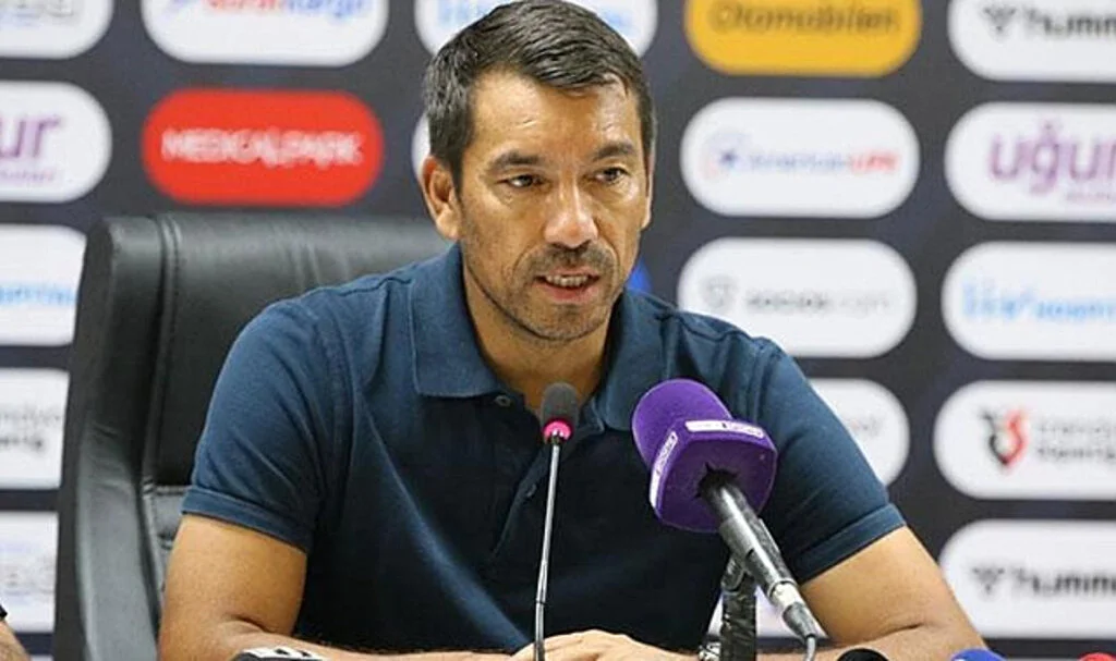 Van Bronckhorst'tan Beşiktaşlı Futbolculara Uyarı: "Samsunspor’un 19 Şutu Alarmdır"