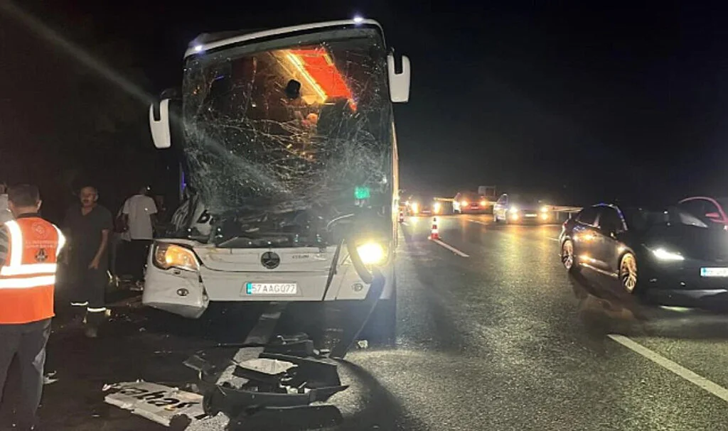 Yolcu Otobüsü Tıra Arkadan Çarptı: 25 Yaralı