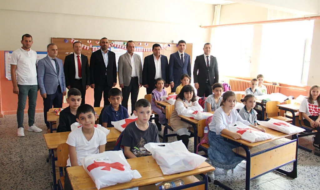 Alaçam'da Hayırseverlerden 1.850 Öğrenciye Kırtasiye Desteği