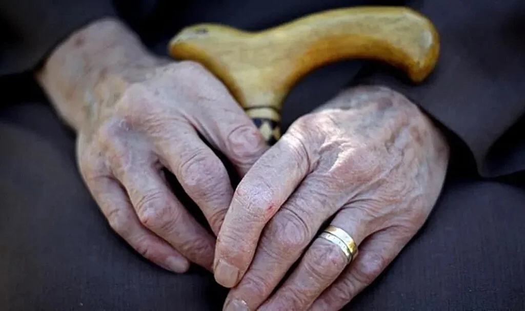 Alzheimer Hastalığına Dair Merak Edilenler: Erken Teşhis ve Korunma Yolları