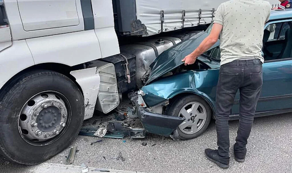 Amasya'da Tır ve Otomobil Çarpıştı: 5 Yaralı