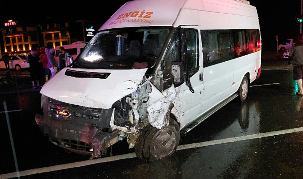 Atakum'da Minibüs ve Otomobil Çarpıştı: 5 Yaralı