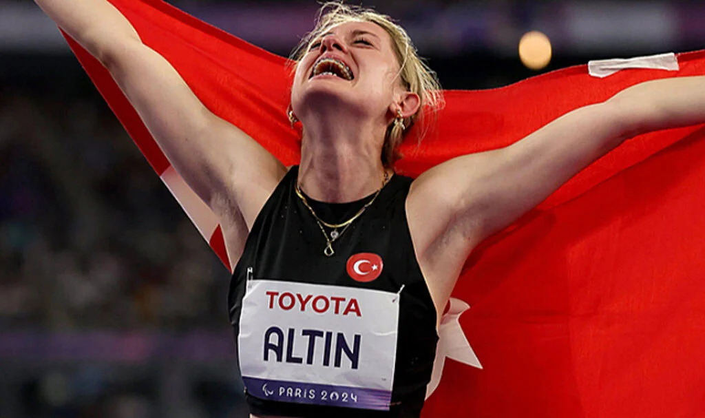Atlamalarda ilk madalya Fatma Damla Altın'dan geldi