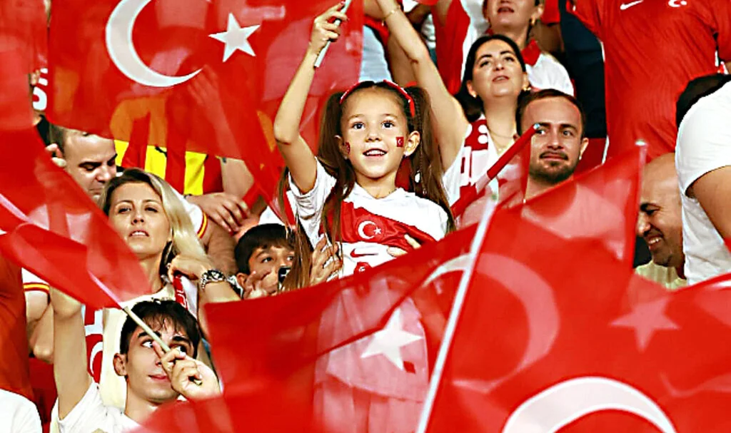 Ay-Yıldızlılara İzmir’den Tam Destek: "Mustafa Kemal’in Askerleriyiz" Sesleri Stadyumu İnletti