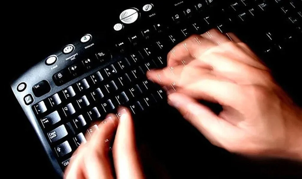 AYM'den Emsal Karar: E-posta Nedeniyle İşten Çıkarılan İşçiye 30 Bin TL Tazminat