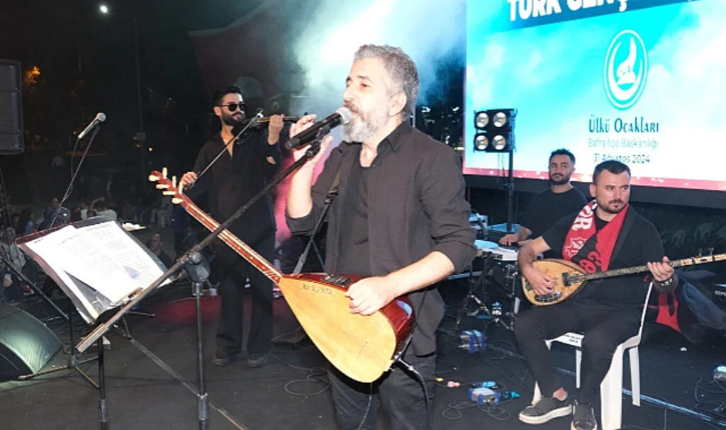 Bafra’da Ali Kınık Konseri: 'İstiklal'den İstikbal'e' Programına Yoğun İlgi
