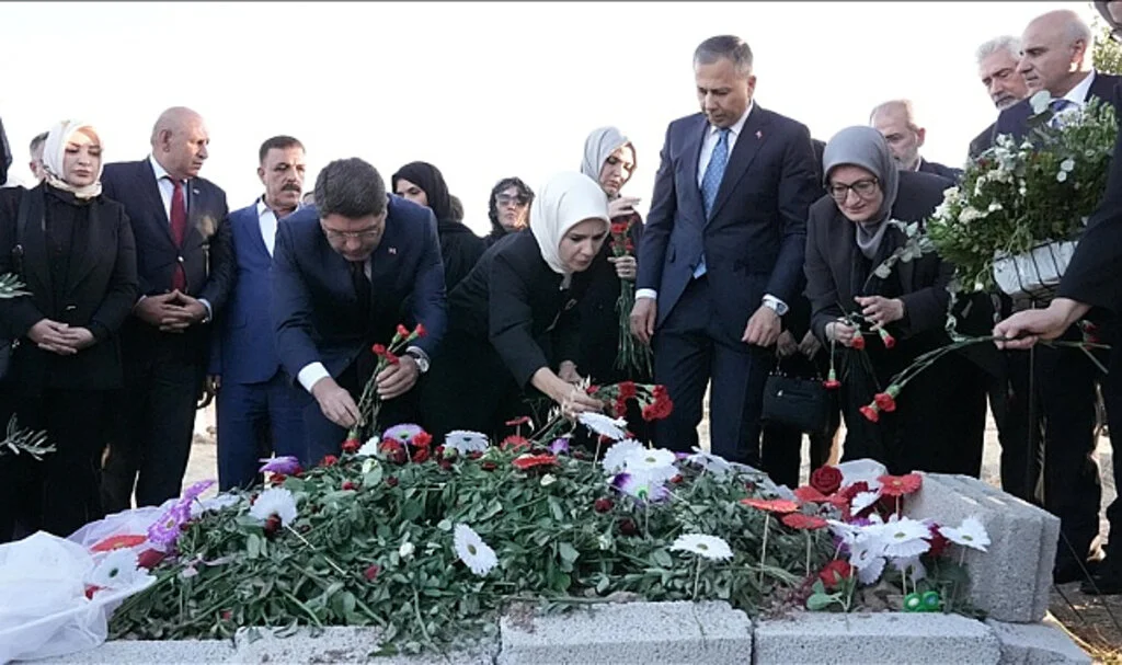 Bakanlar, Narin Güran'ın Mezarını Ziyaret Etti