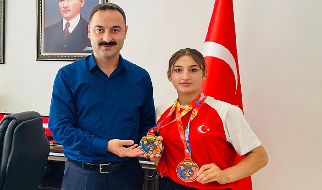 Bilek Güreşinde Dünya Şampiyonu Olan Şaziye Demir, Kaymakamı Ziyaret Etti
