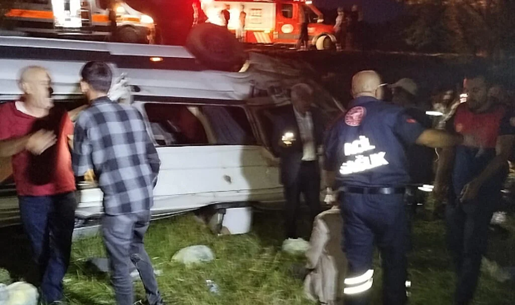 Bingöl’de Yolcu Minibüsü Devrildi: 13 Yaralı