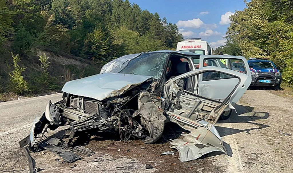Bolu'da Kamyonla Çarpışan Otomobilde 2 Kişi Yaralandı
