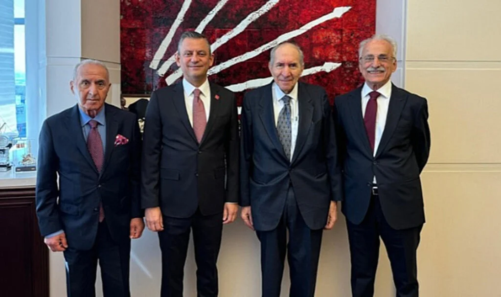 CHP'de Kurultay Heyecanı: Özgür Özel Eski Genel Başkanlarla Birlikte