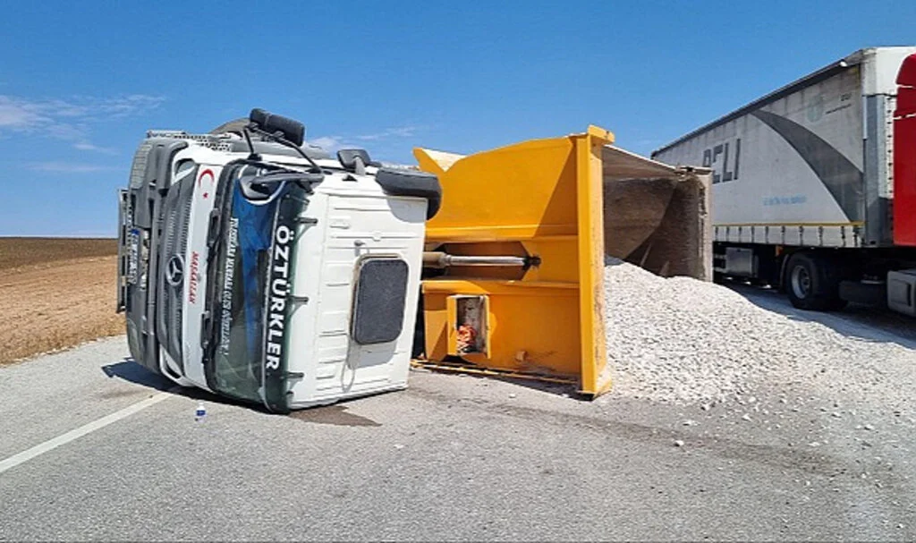 Çorum'da Kamyon Devrildi: Sürücü Yaralandı