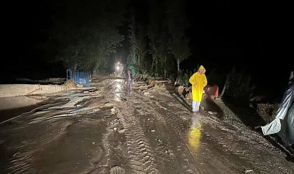 Çorum'da Şiddetli Yağış ve Rüzgar Hayatı Felç Etti