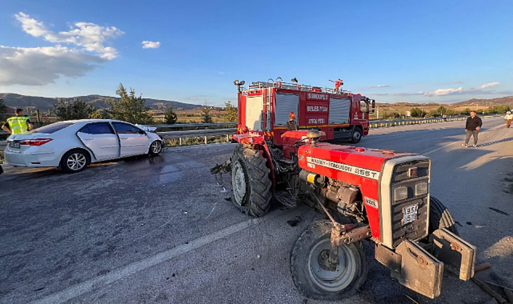 Çorum'da Traktör ve Otomobil Çarpıştı: 4 Yaralı