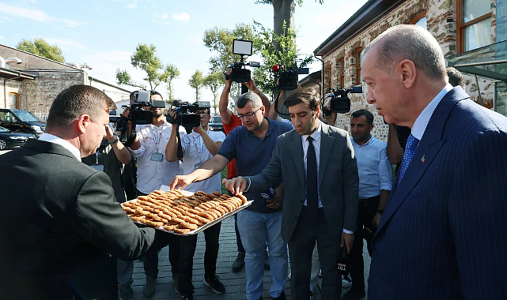 Cumhurbaşkanı Erdoğan'dan Basın Mensuplarına Kandil Simidi İkramı
