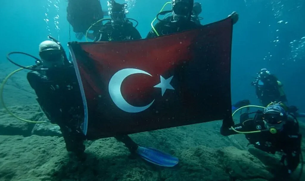 Dalgıçlar 9 Eylül’ü Su Altında Bayrak Açarak Kutladı