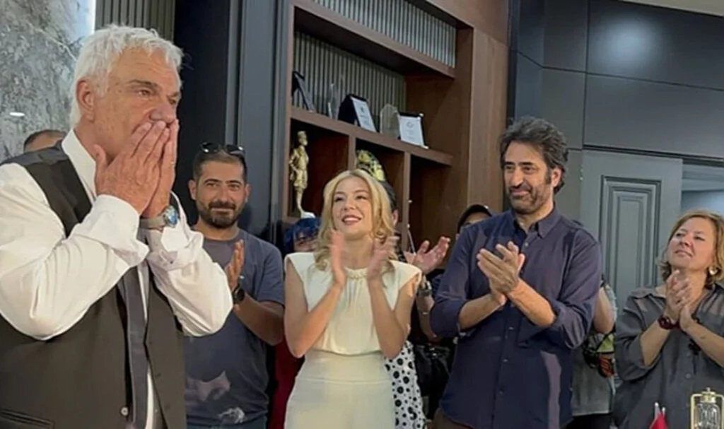 Dizi setinde korkunç olay! Oyuncularla vedalaşıp köprüden atladı