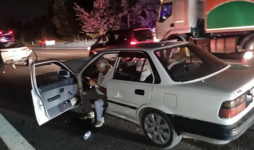 Düzce'de Ciple Otomobilin Çarpıştığı Kazada 3 Kişi Yaralandı
