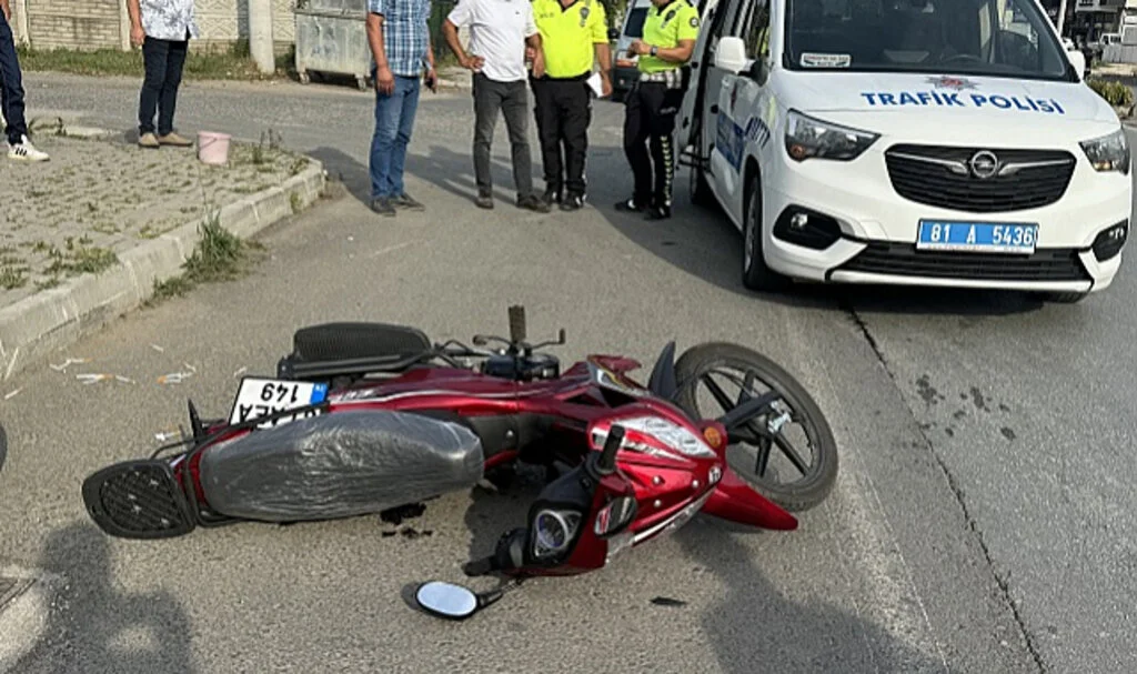 Düzce'de Motosiklet Kazası: İki Sürücü Ağır Yaralı