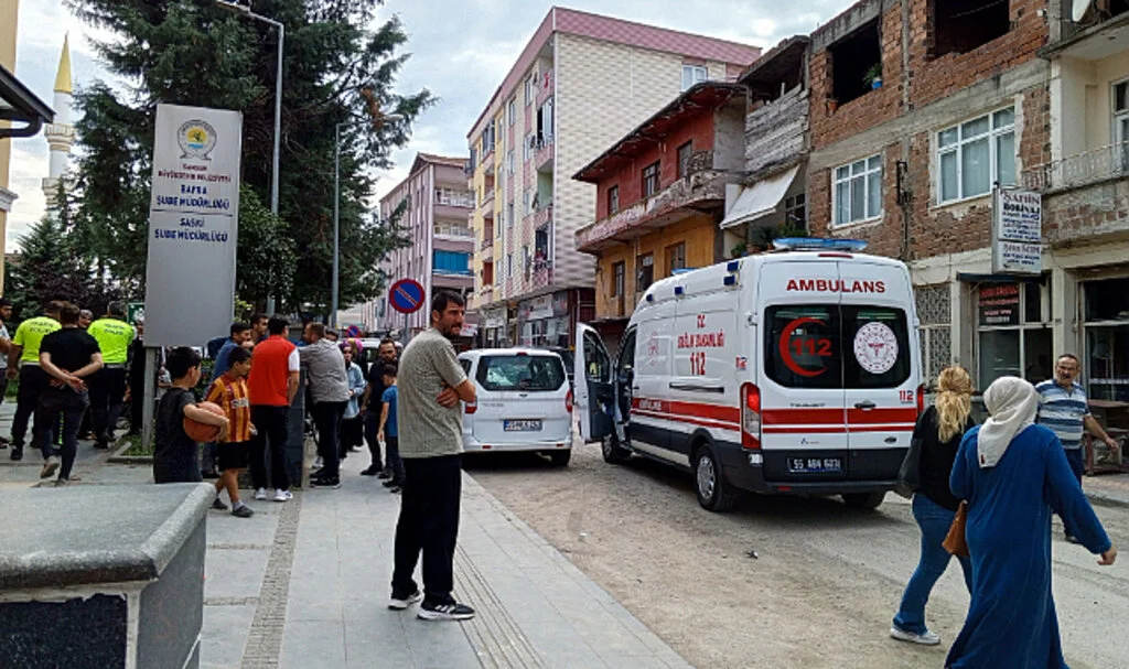 Elektrikli bisikletle otomobillere çarptı 