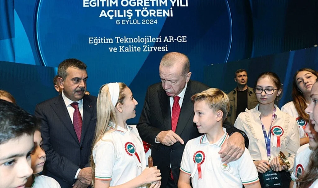 Erdoğan: Sosyal Medya Gençlerimizi Zehirliyor
