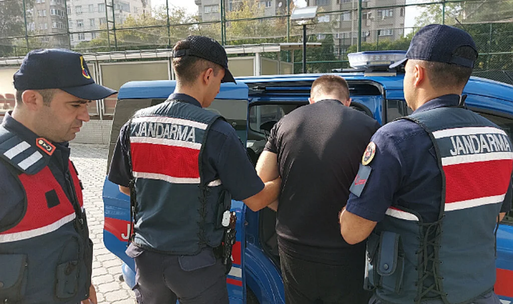 Eşini Mezarlığa Götürüp Darp Eden Koca Tutuklandı