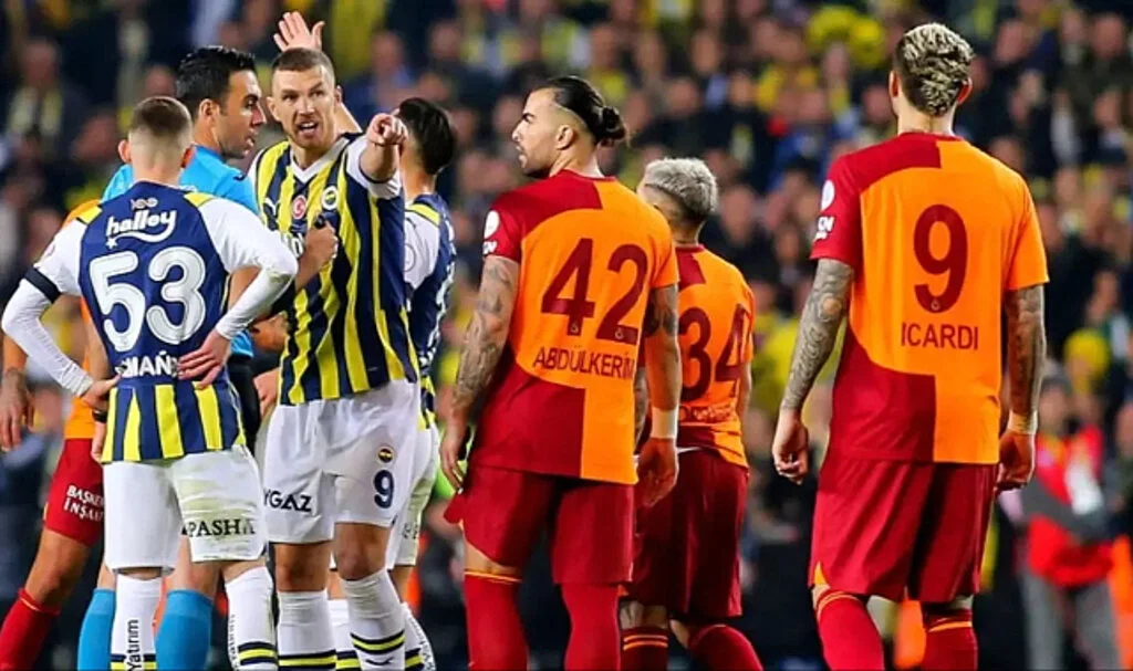 Fenerbahçe-Galatasaray Derbisinde Muhtemel 11'ler Belli Oldu!