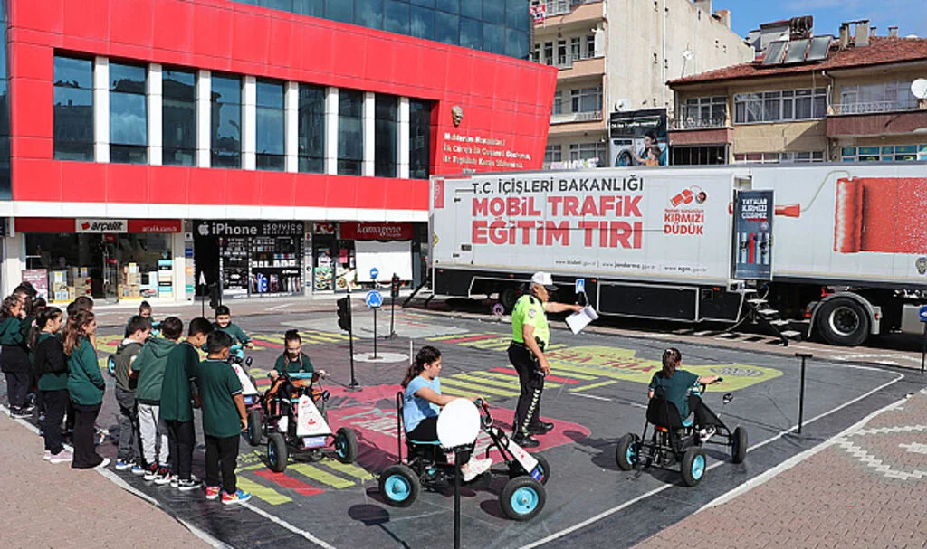 Havza'da "Mobil Trafik Eğitim Tırı" Öğrencilere Uygulamalı Eğitim Verdi