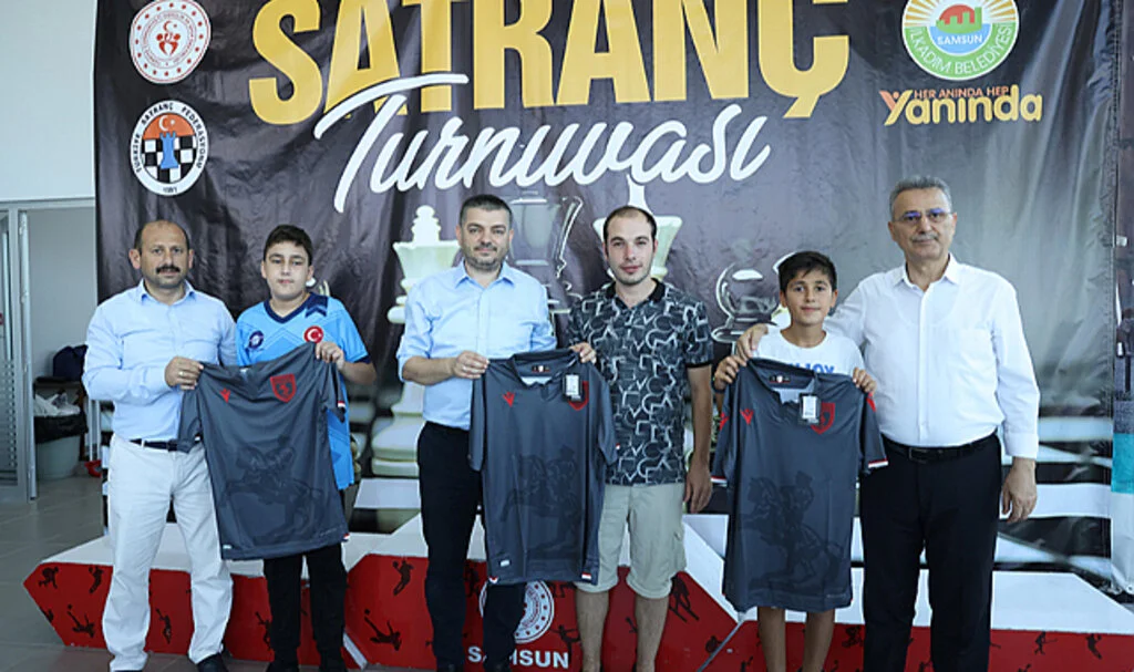 İlkadım Belediye Başkanı Kurnaz'dan Şampiyonlara Samsunspor Forması