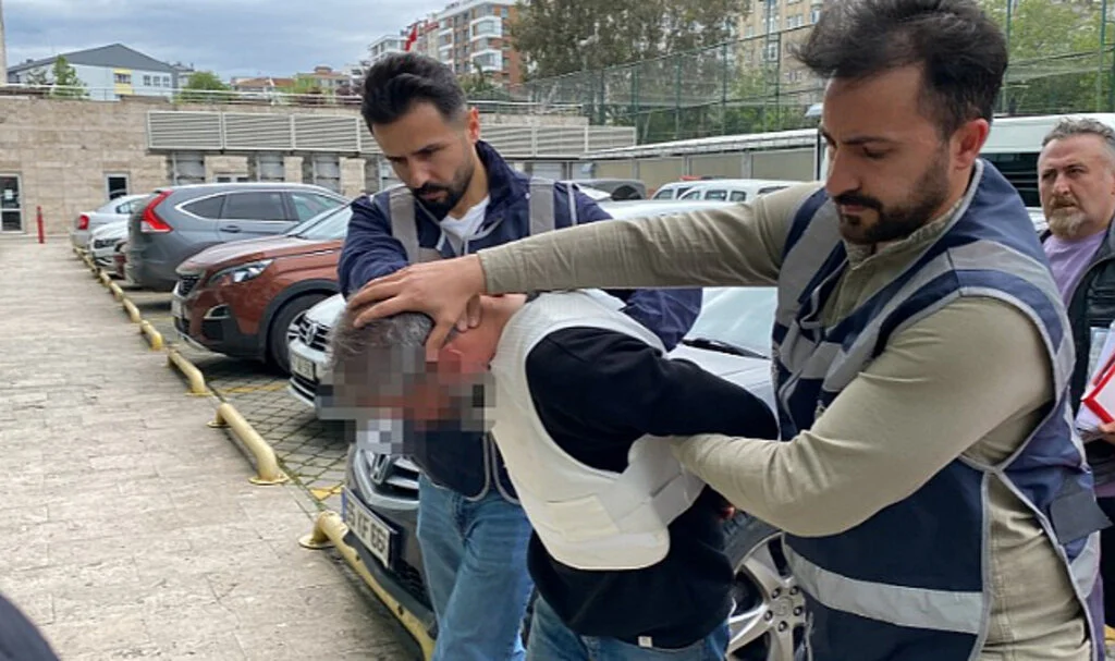 İngilizce öğretmeni eşini öldüren sanığın oğlu: Babam kafasına silah dayadı