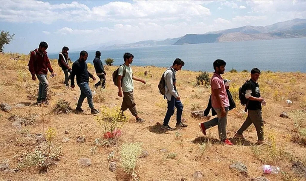 İran, Düzensiz Göçmenleri Sınır Dışı Edeceğini Açıkladı