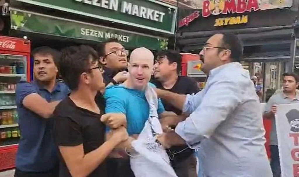 İzmir'de Tepki Eylemi: ABD Askerinin Başına Çuval Geçirildi