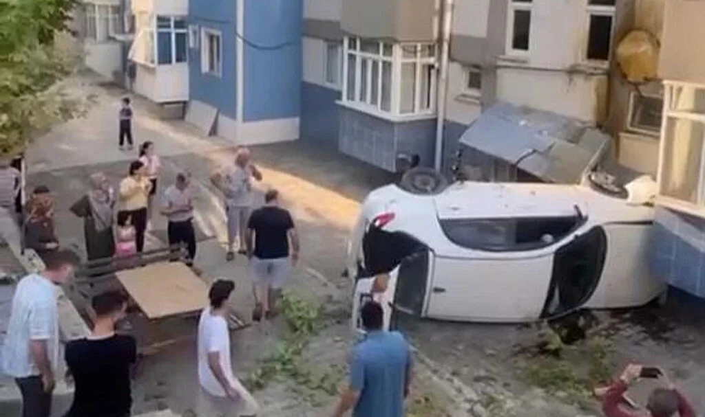 Kontrolden Çıkan Otomobil Apartmana Çarptı