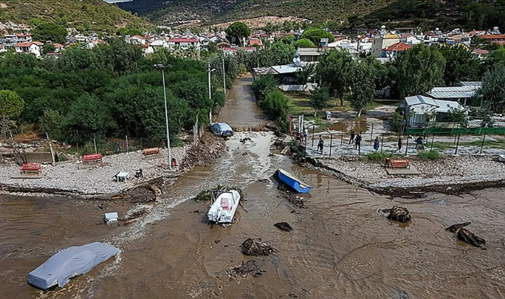 Menderes'te Sağanak Yağış Sonrası Yol Çöktü, Ev ve İş Yerlerini Su Bastı