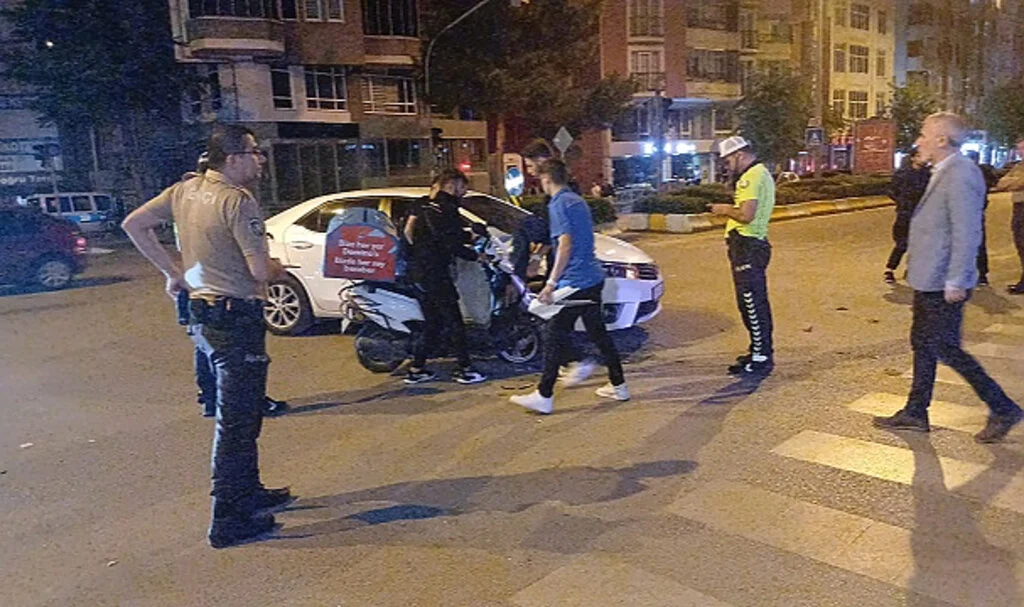 Motosiklet ve Otomobil Çarpıştı: 1 Yaralı