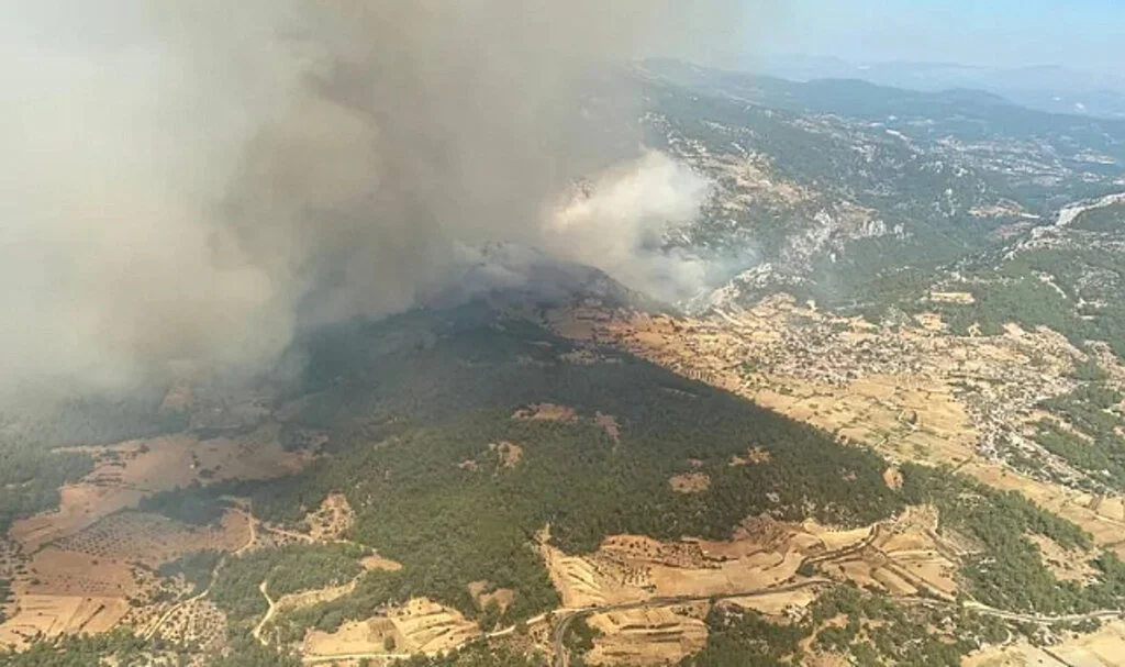 Muğla'da Orman Yangınına Havadan ve Karadan Müdahale Sürüyor
